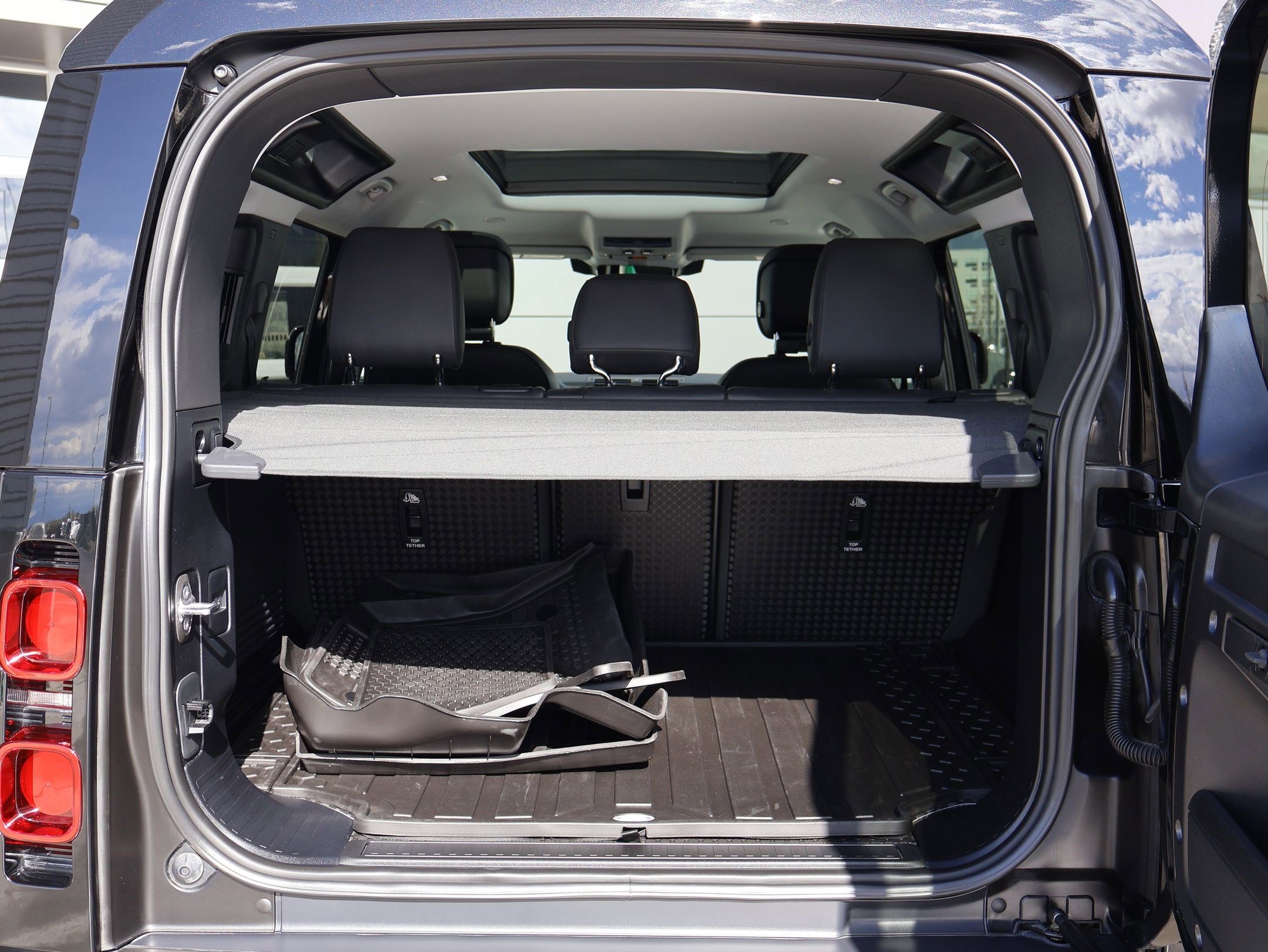 Used 2025 Land Rover Defender 110 X-Dynamic SE image 28