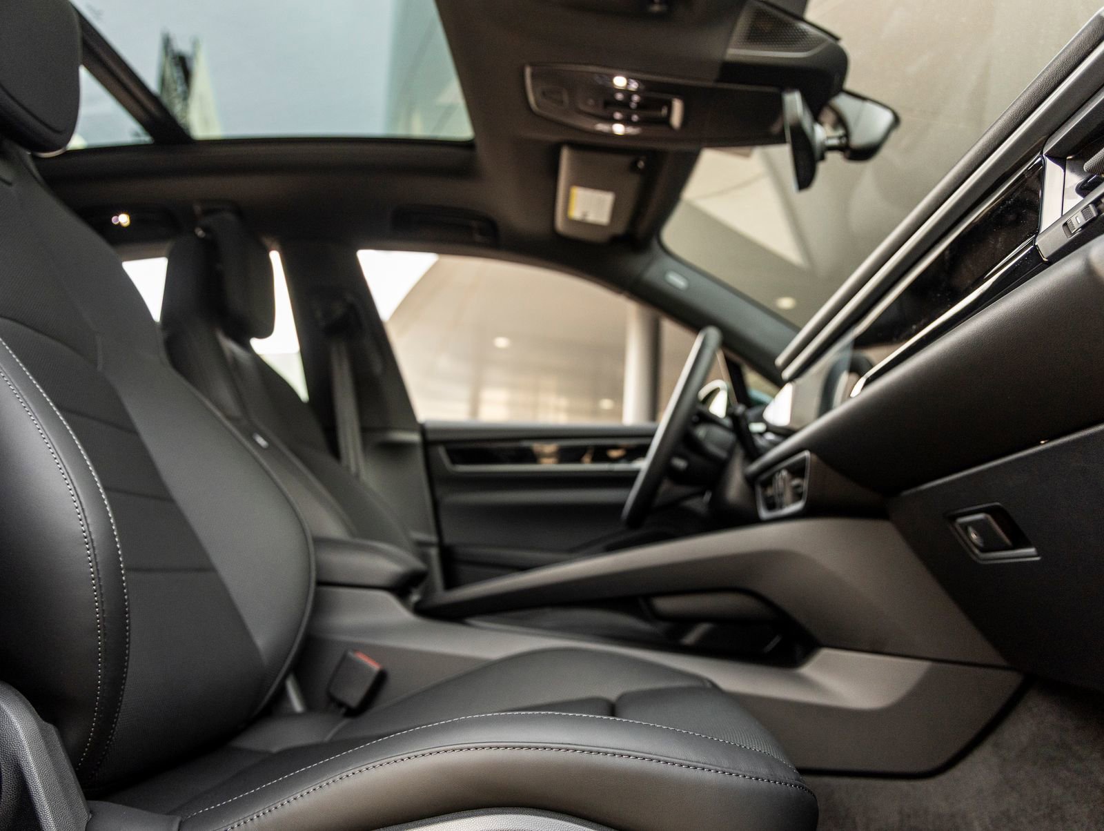 Certified 2025 Porsche Macan 4 Electric image 38