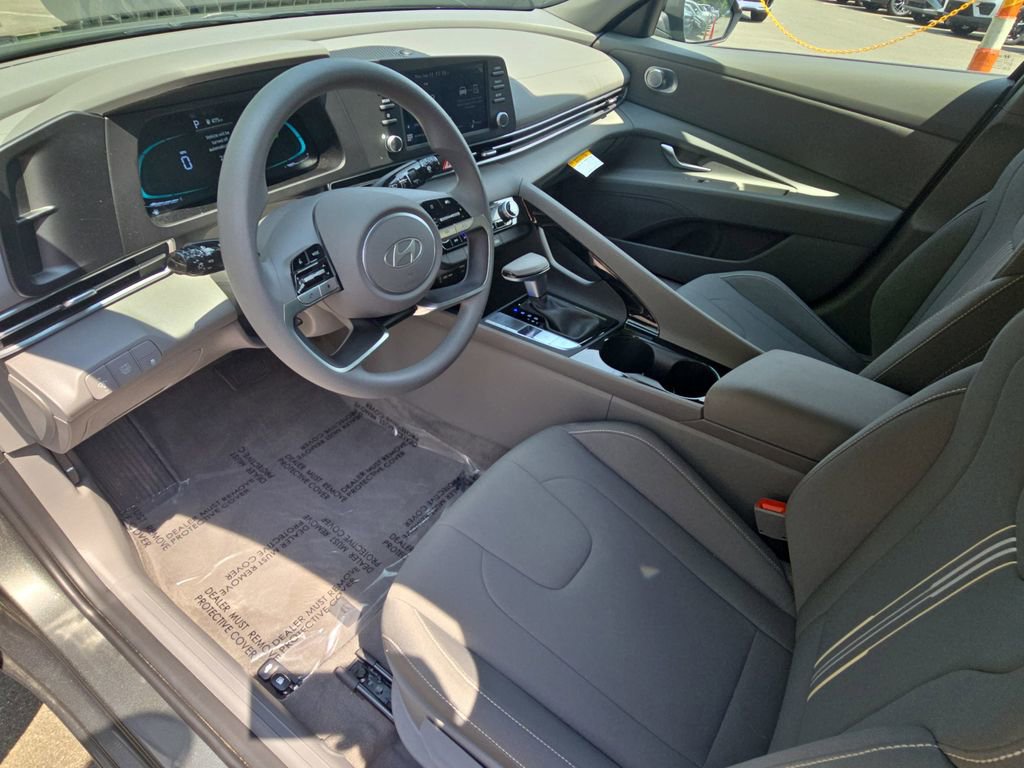 Used 2025 Hyundai Elantra Blue image 33