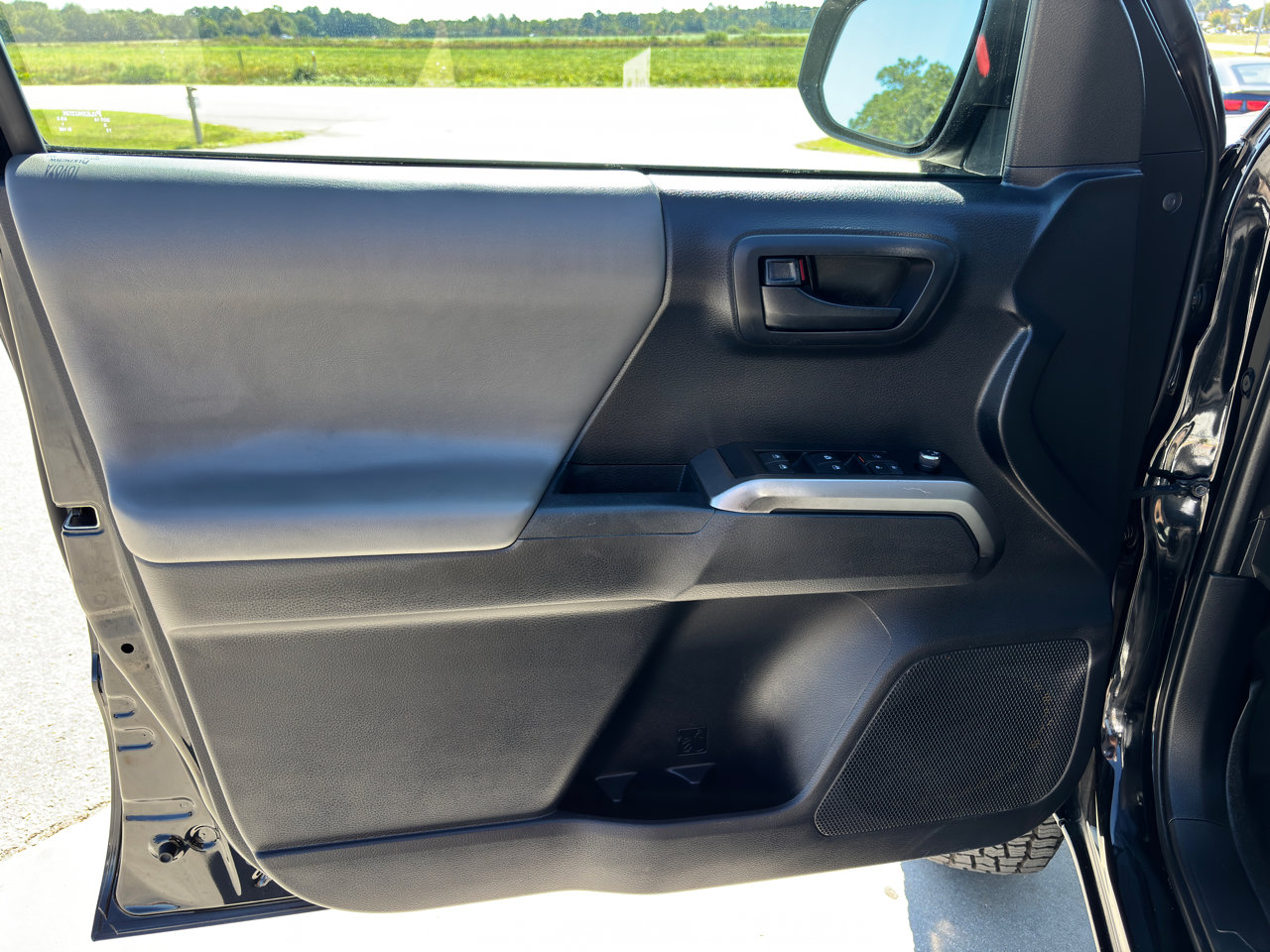 Used 2018 Toyota Tacoma SR5 image 21