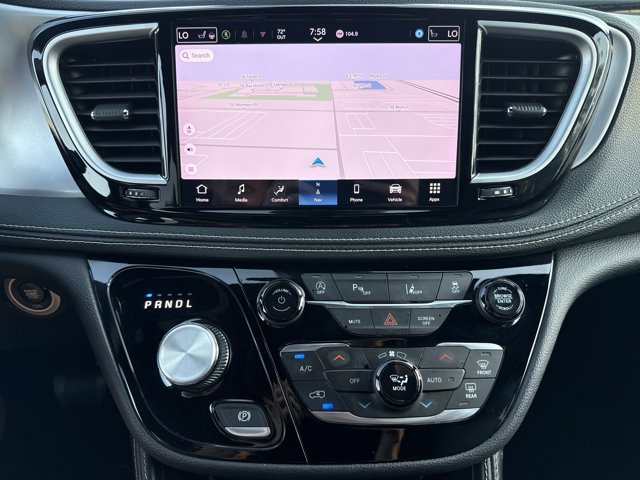 Used 2025 Chrysler Pacifica Limited FWD image 22