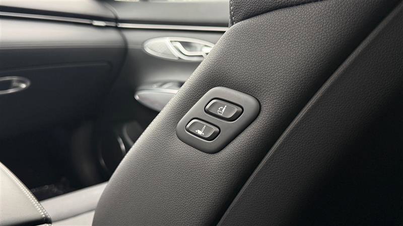 Used 2024 Genesis GV70 2.5T w/ Advanced Package image 23