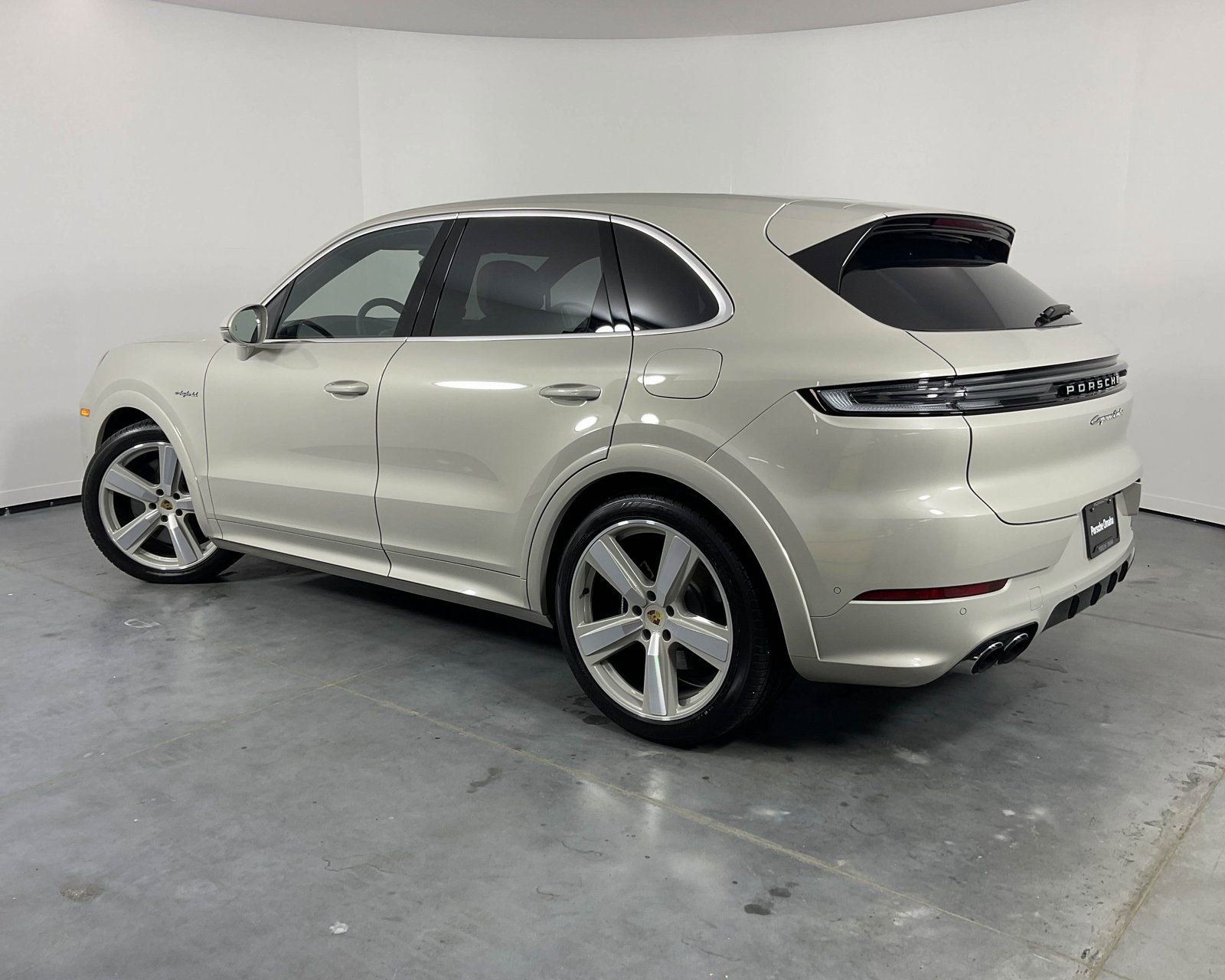 Certified 2024 Porsche Cayenne Turbo image 3