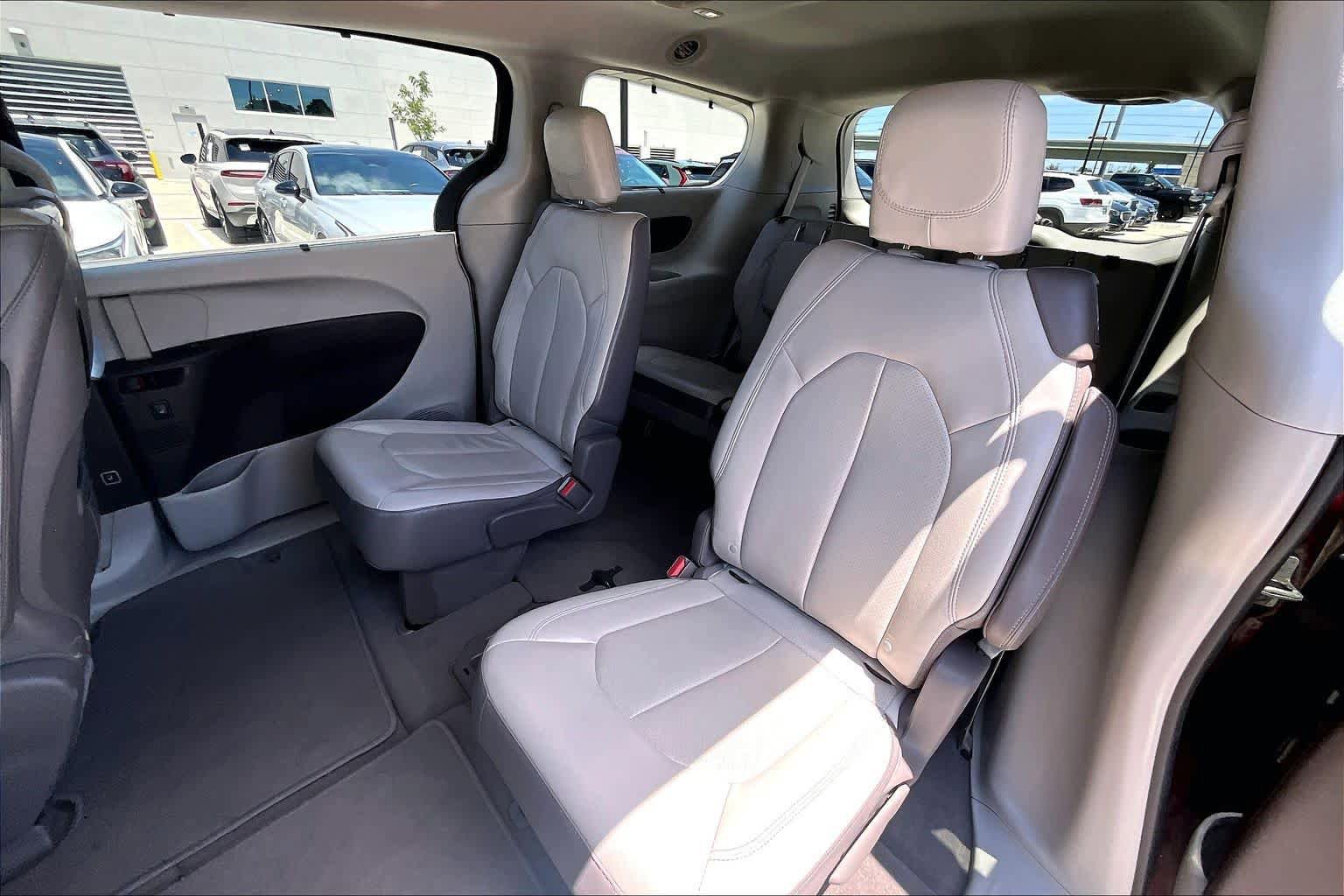 Used 2017 Chrysler Pacifica Touring-L Plus w/ Advanced Safetytec Group FWD image 18