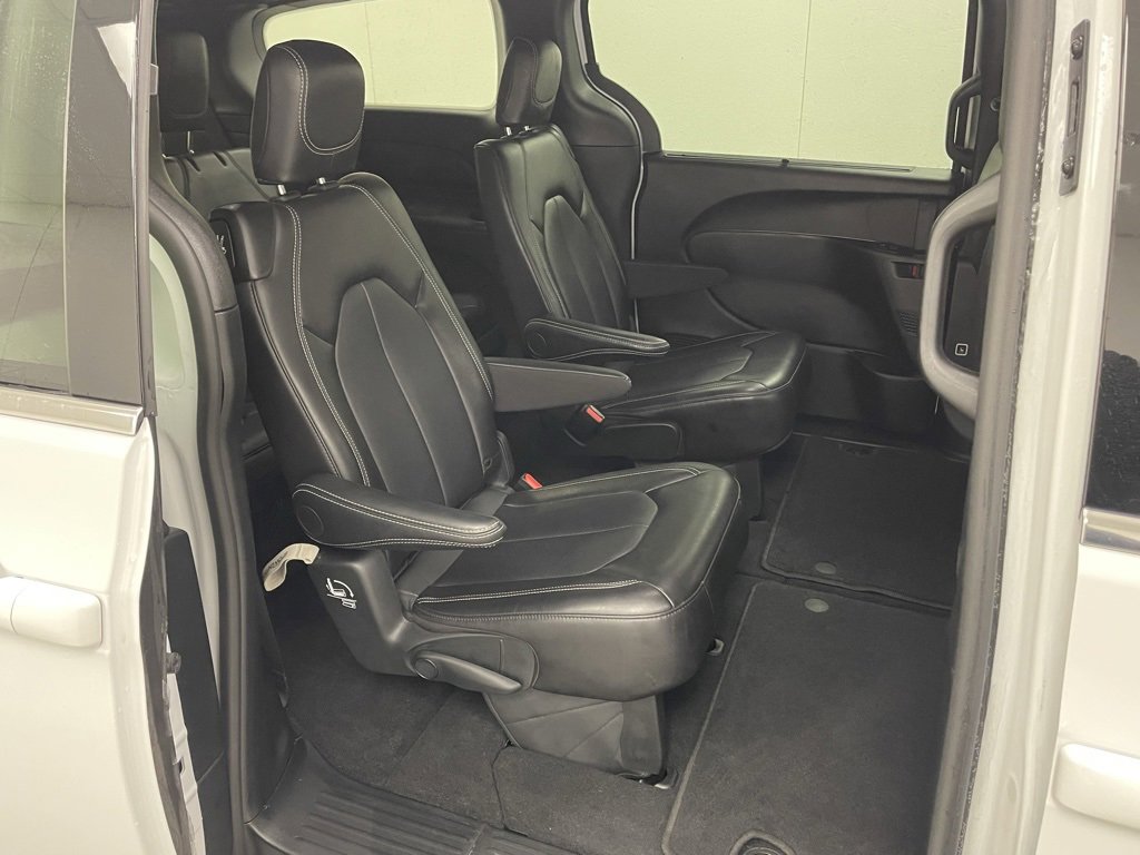 Used 2025 Chrysler Pacifica Select image 14