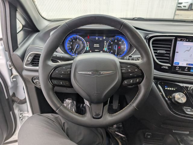 Used 2023 Chrysler Pacifica Touring image 11