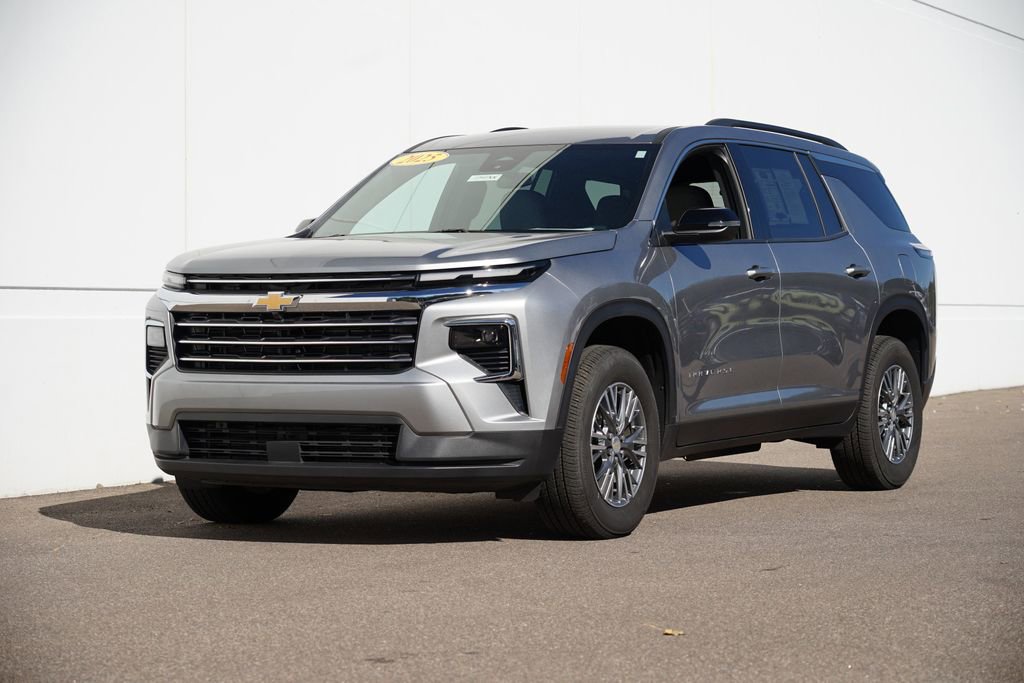 Used 2025 Chevrolet Traverse LT image 7