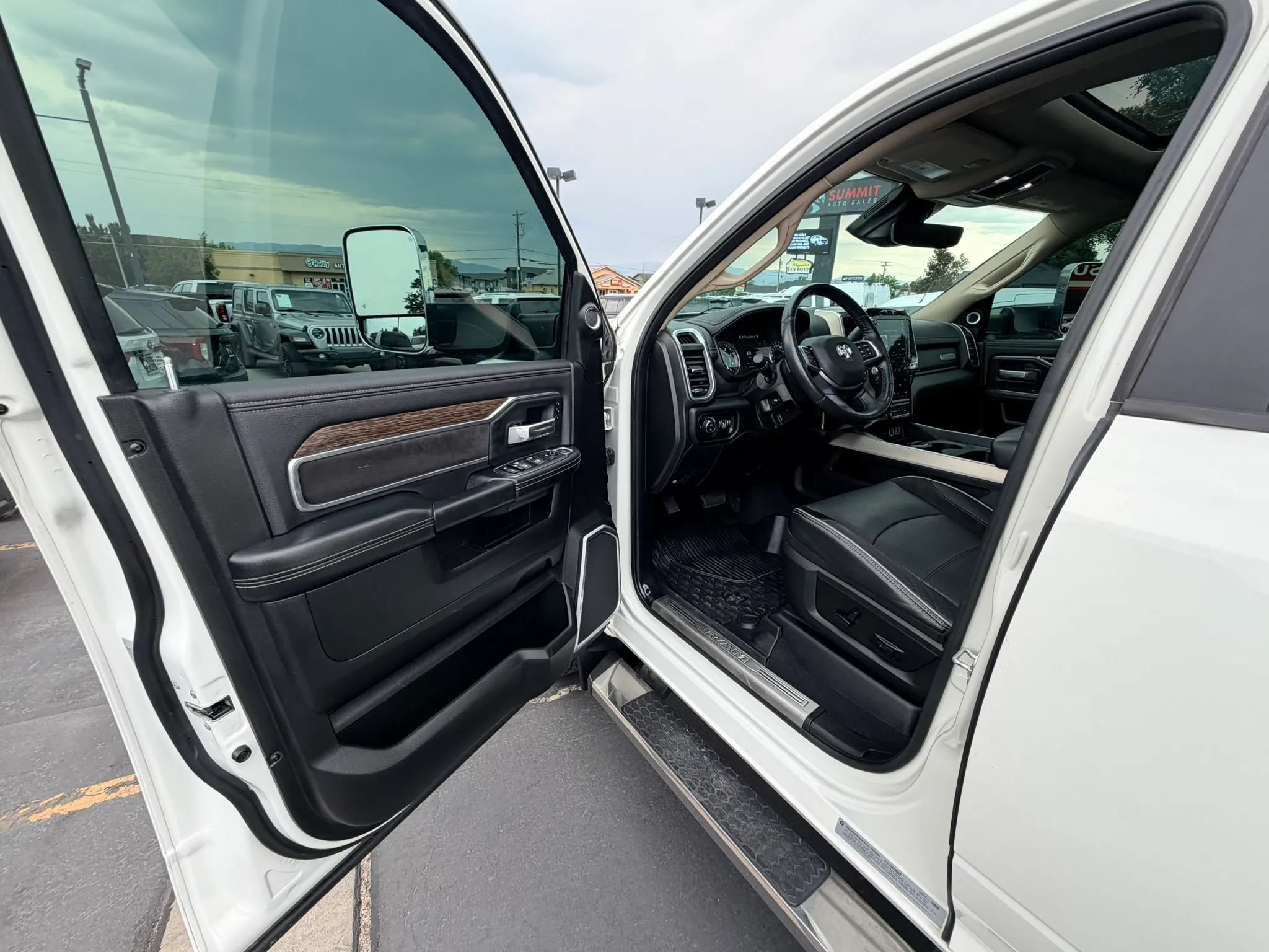 Used 2019 RAM 3500 Laramie AWD/4WD image 10