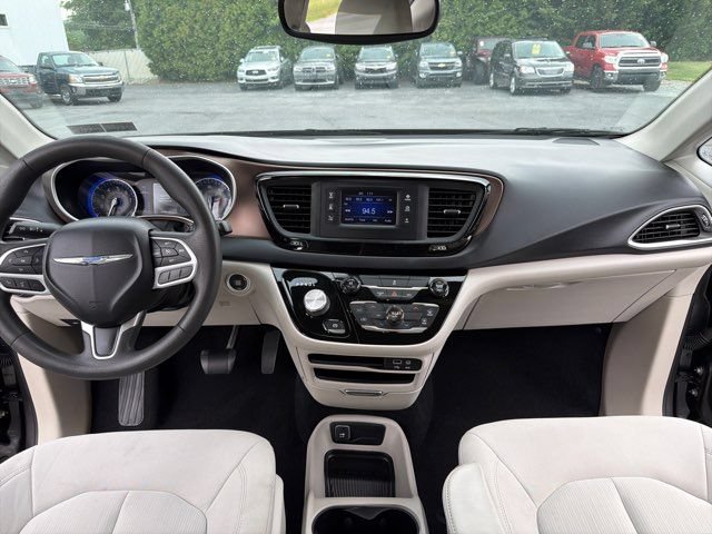 Used 2017 Chrysler Pacifica LX FWD image 28