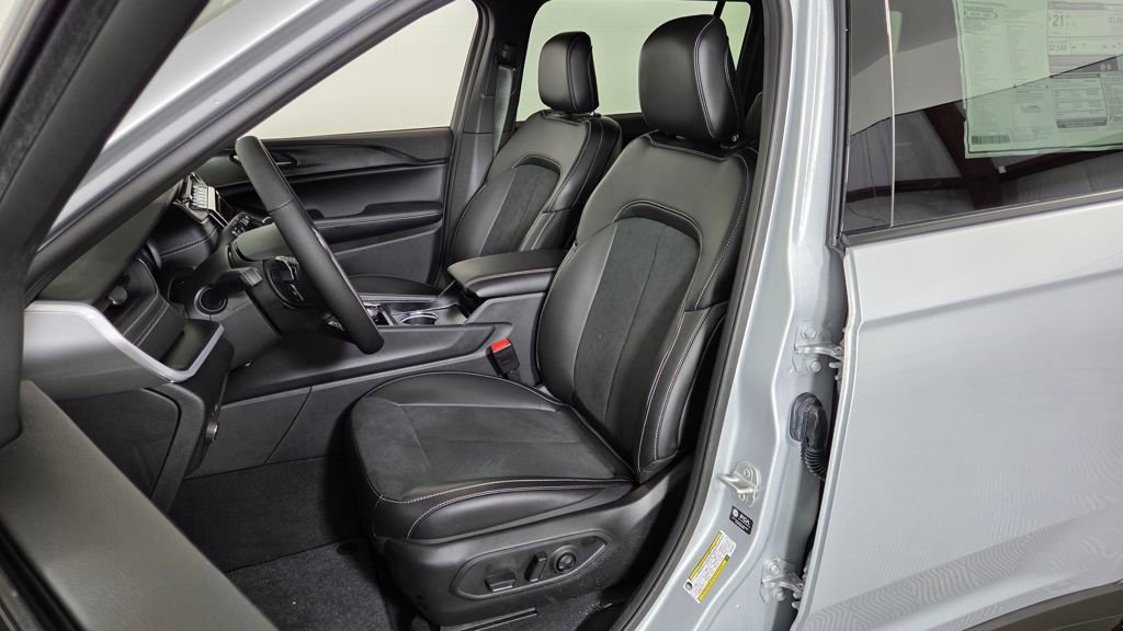 New 2025 Jeep Grand Cherokee L Altitude image 15