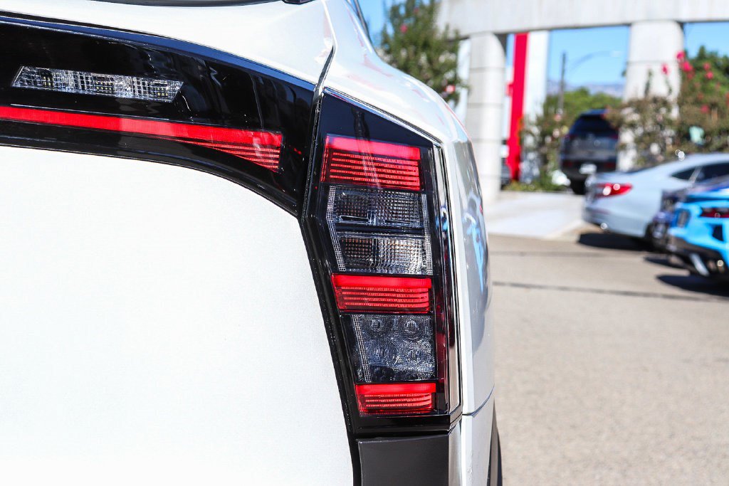 Used 2025 Nissan Kicks SV AWD/4WD image 9