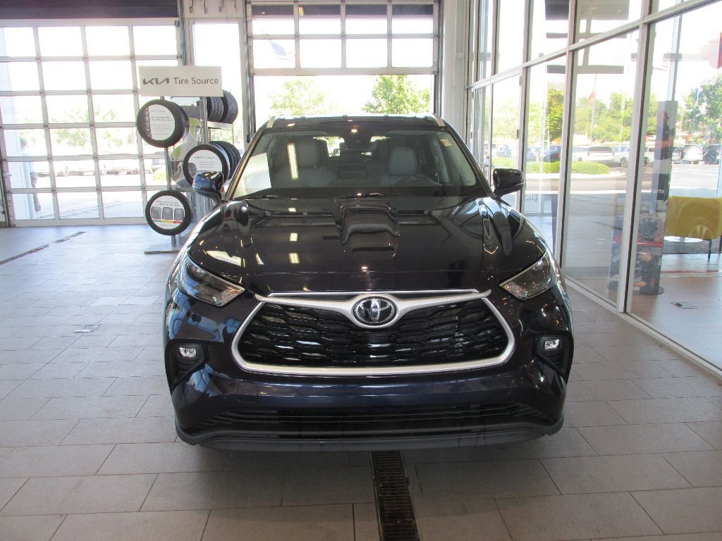 Used 2022 Toyota Highlander XLE image 2