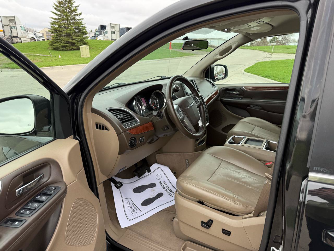 Used 2011 Chrysler Town & Country Touring-L w/ Entertainment Group #2 FWD image 8