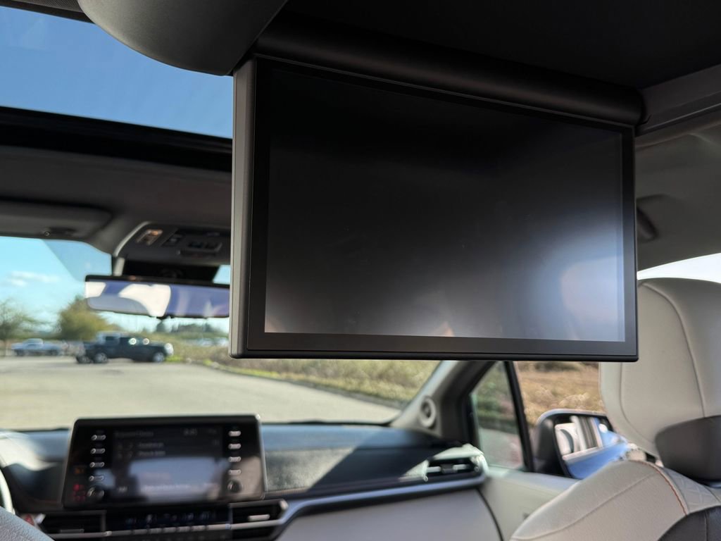 Used 2024 Toyota Sienna XSE image 31