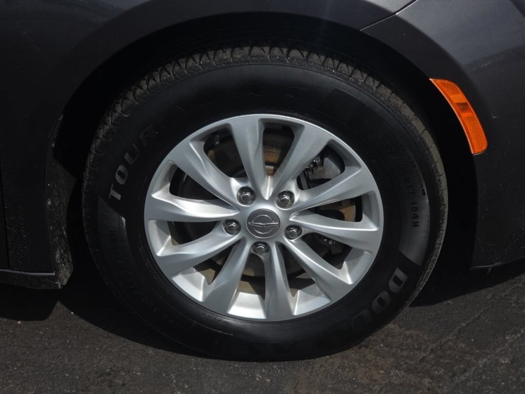Used 2017 Chrysler Pacifica Touring-L FWD image 13