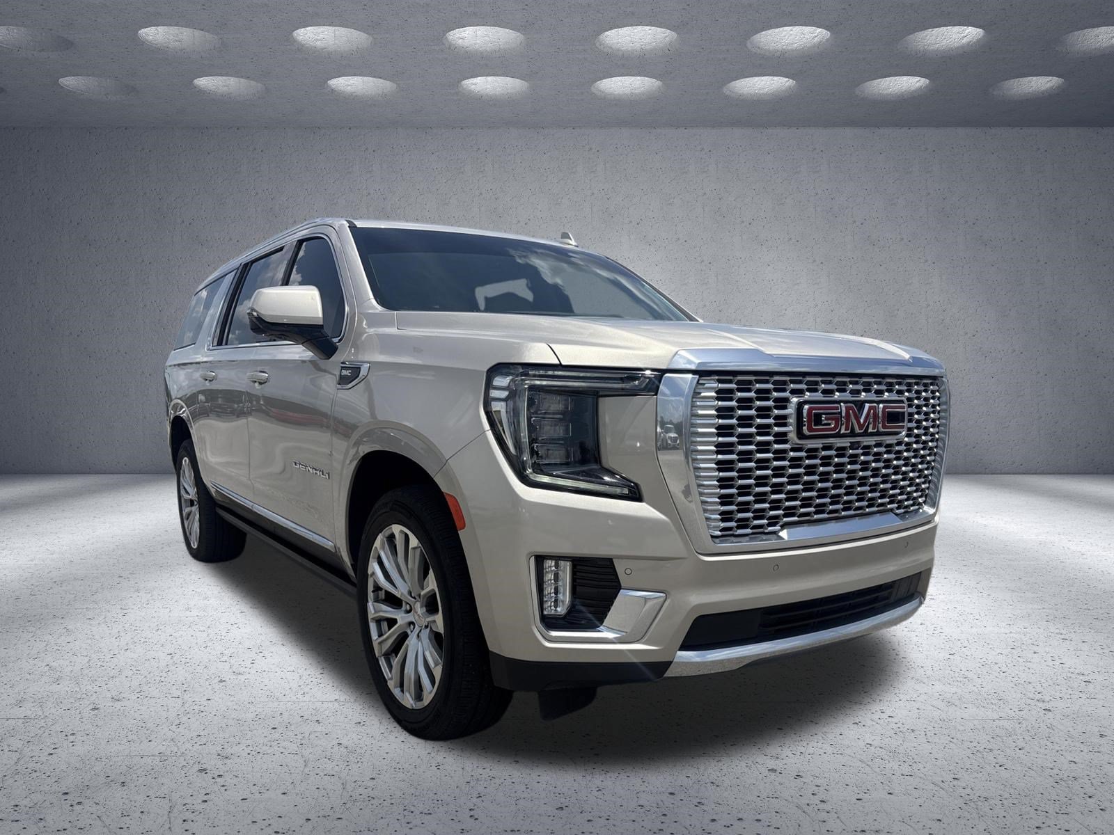 Used 2022 GMC Yukon XL Denali RWD image 3