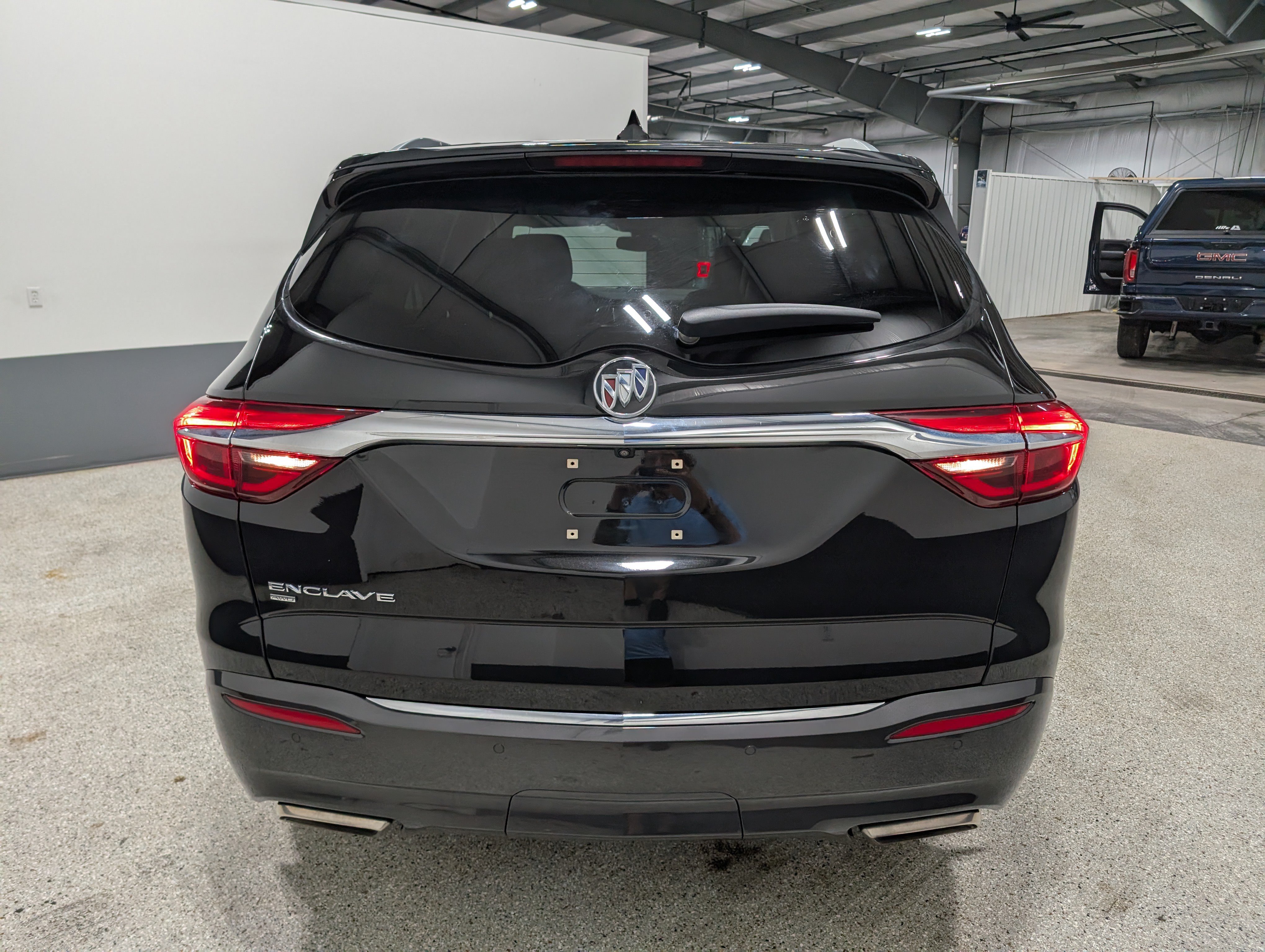 Used 2020 Buick Enclave Premium w/ Sun and Sites Package AWD/4WD image 4