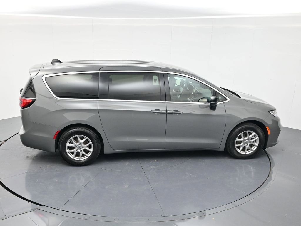 Used 2025 Chrysler Pacifica Select FWD image 38