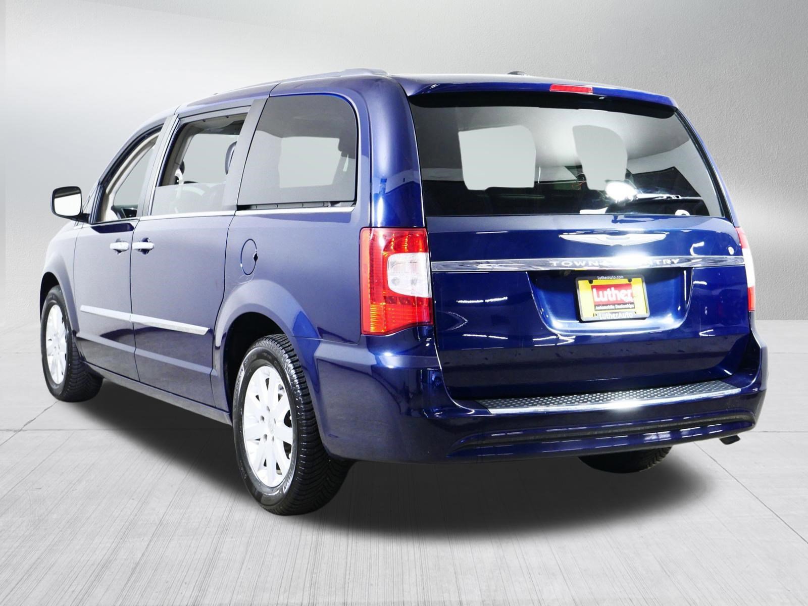 Used 2015 Chrysler Town & Country Touring w/ Driver Convenience Group FWD image 5