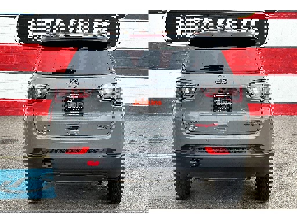 Used 2023 Jeep Compass Trailhawk image 4