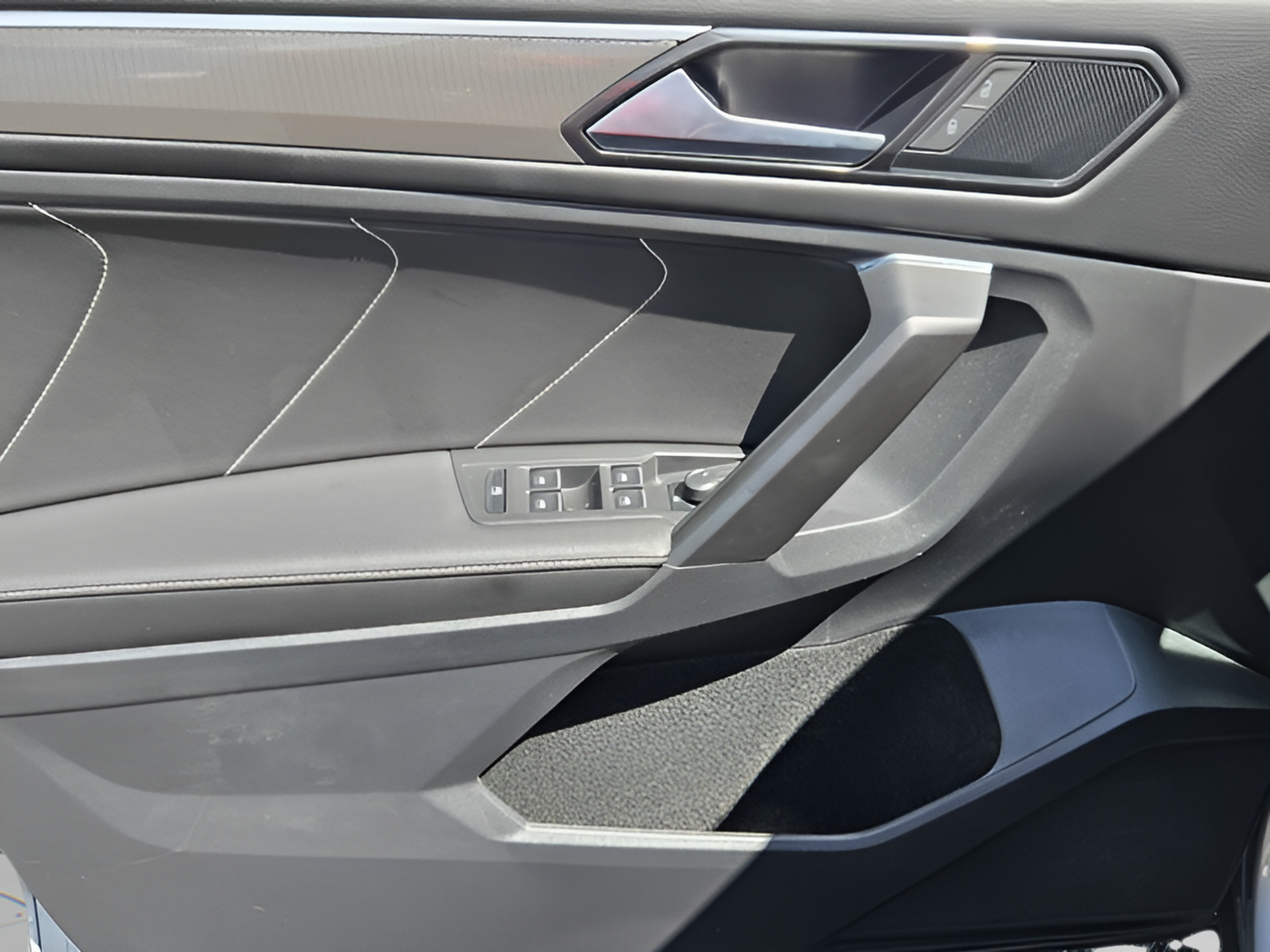 Certified 2023 Volkswagen Tiguan SE R-Line FWD image 13