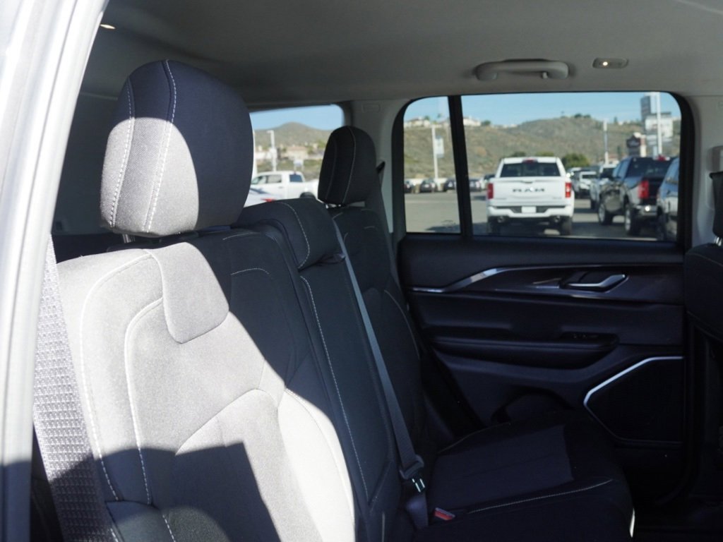 Certified 2022 Jeep Grand Cherokee Laredo w/ Luxury Tech Group I image 24