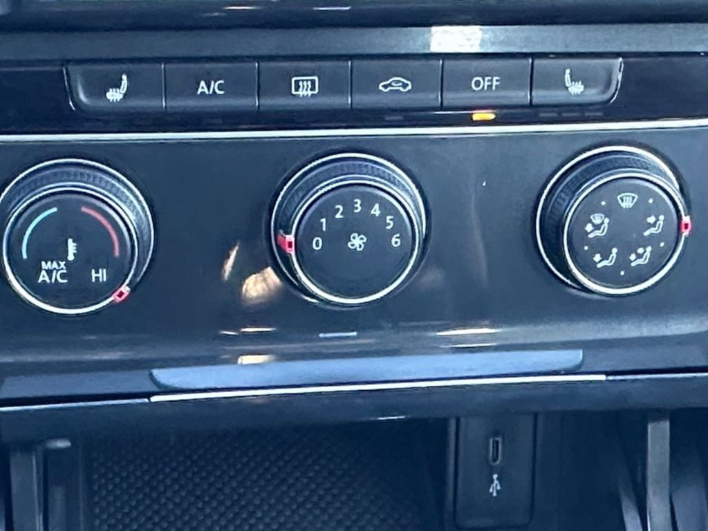 Used 2021 Volkswagen Golf 4-Door image 15