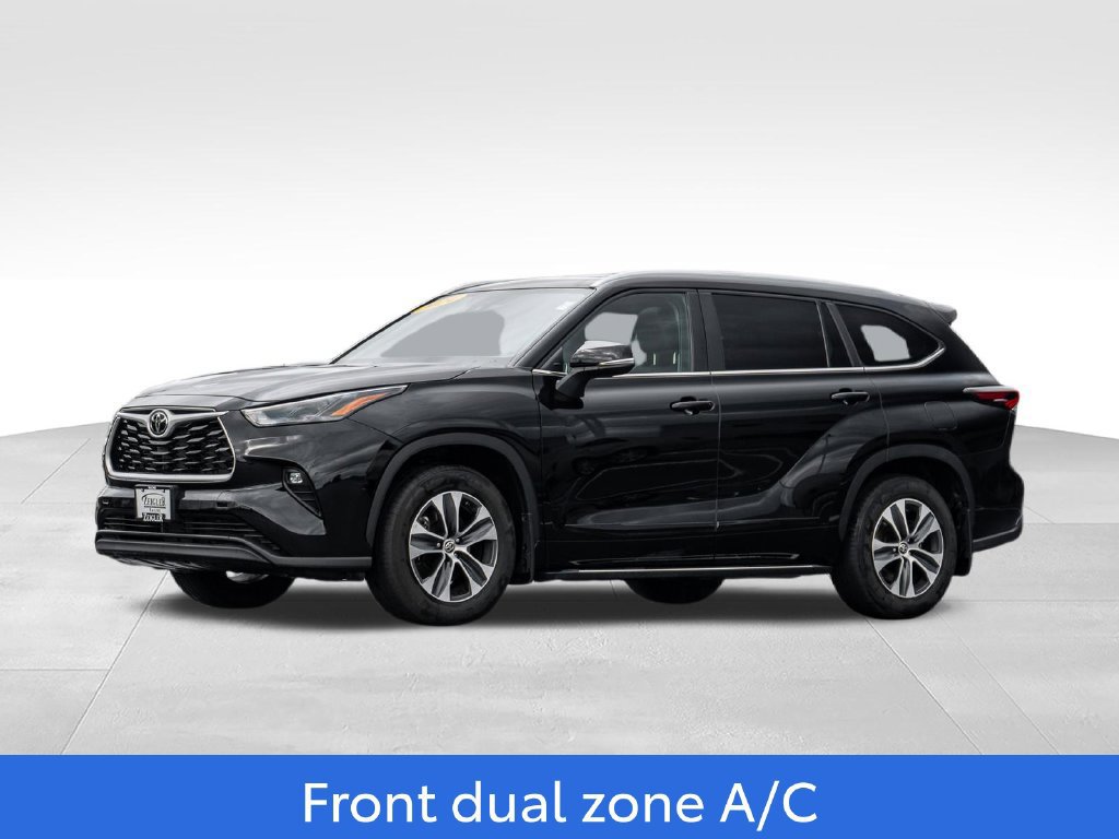 Used 2024 Toyota Highlander XLE AWD/4WD image 3