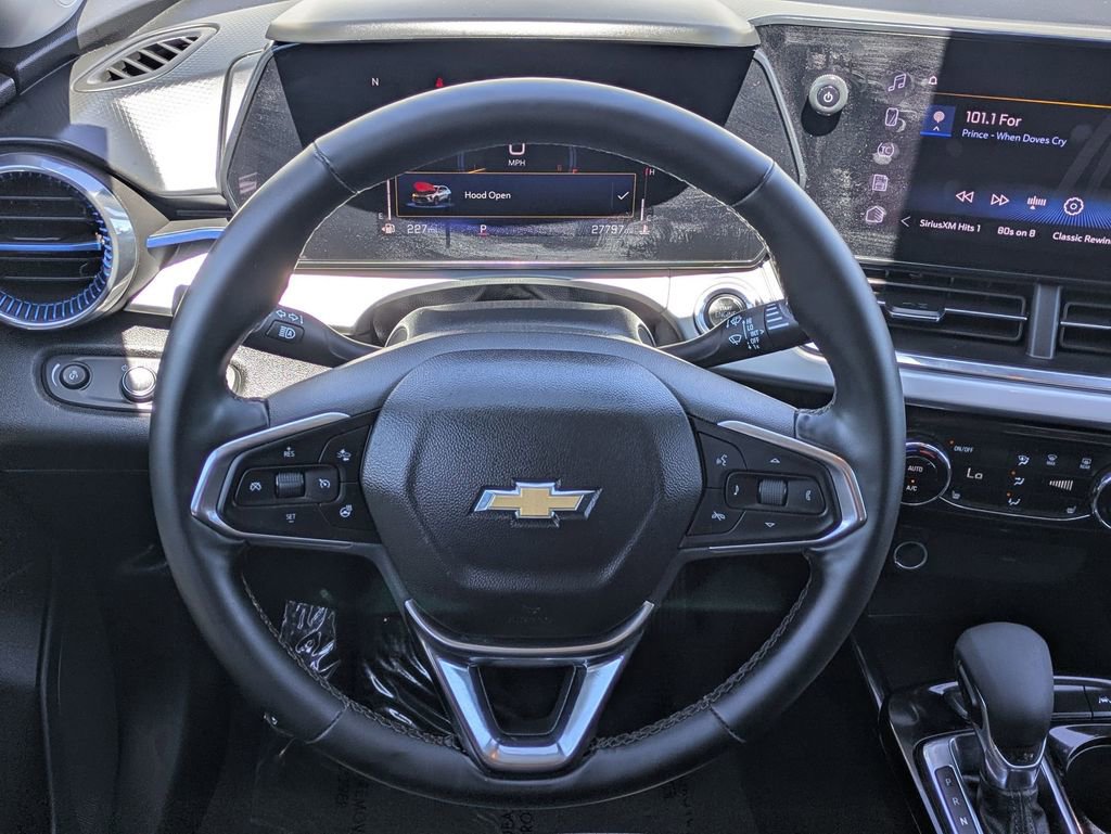 Used 2025 Chevrolet Trax LT w/ LT Convenience Package image 23