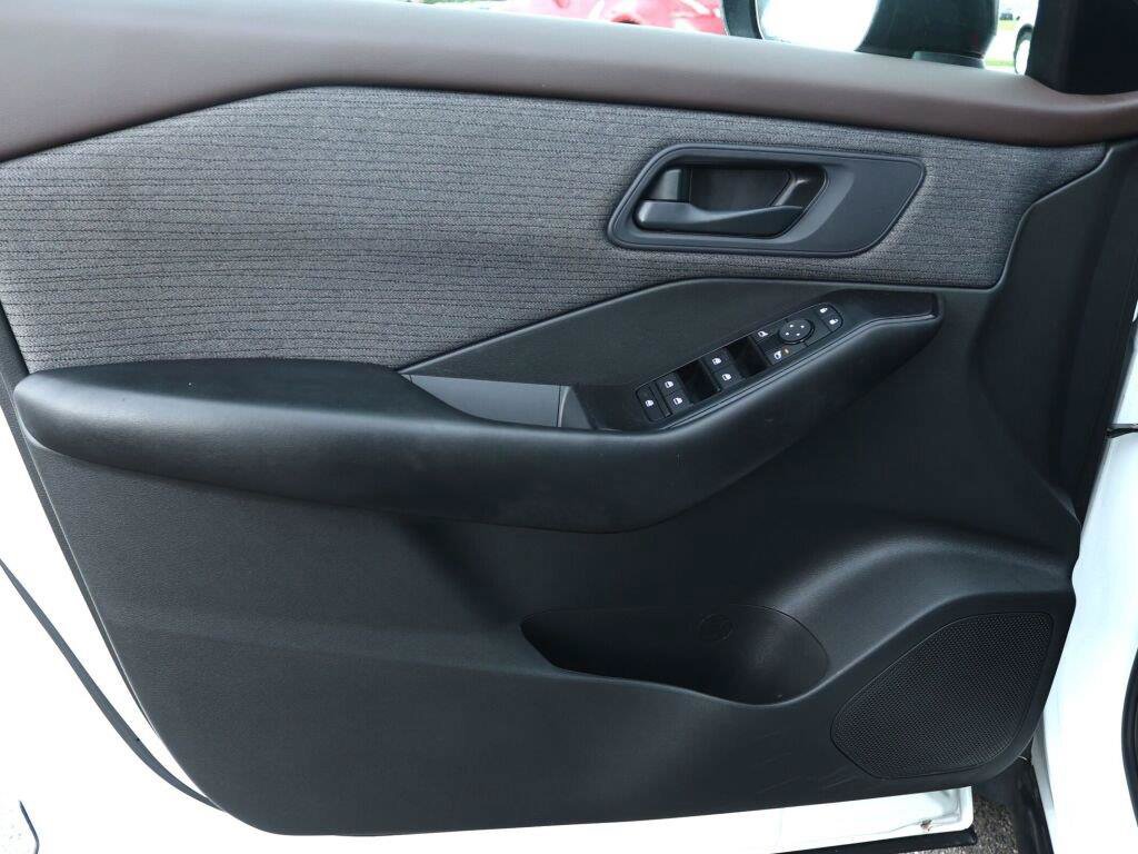 Used 2023 Nissan Rogue S AWD/4WD image 16