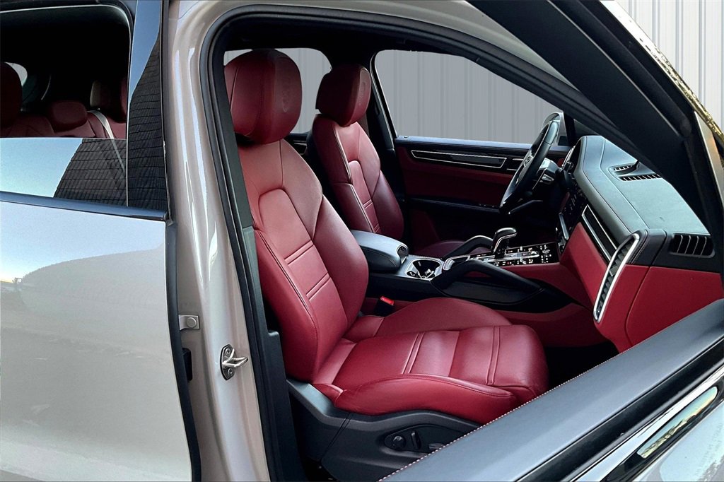 Used 2022 Porsche Cayenne Platinum Edition image 28