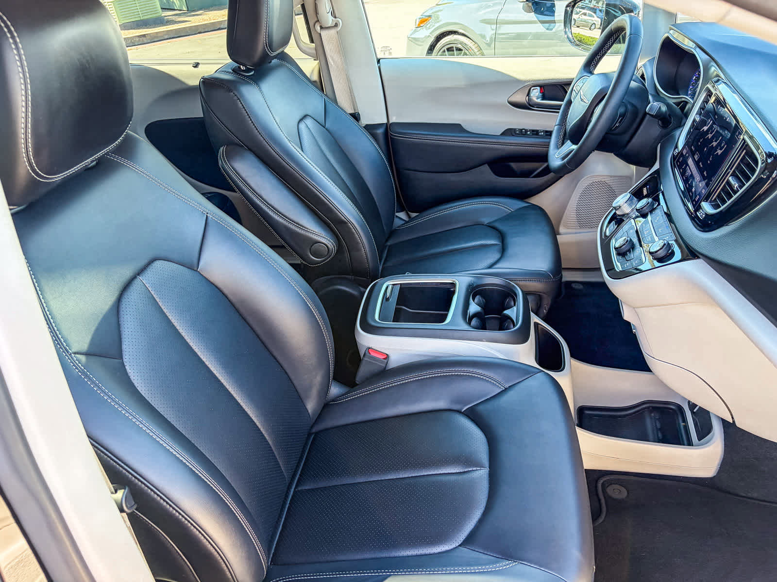 Used 2024 Chrysler Pacifica Touring-L image 15