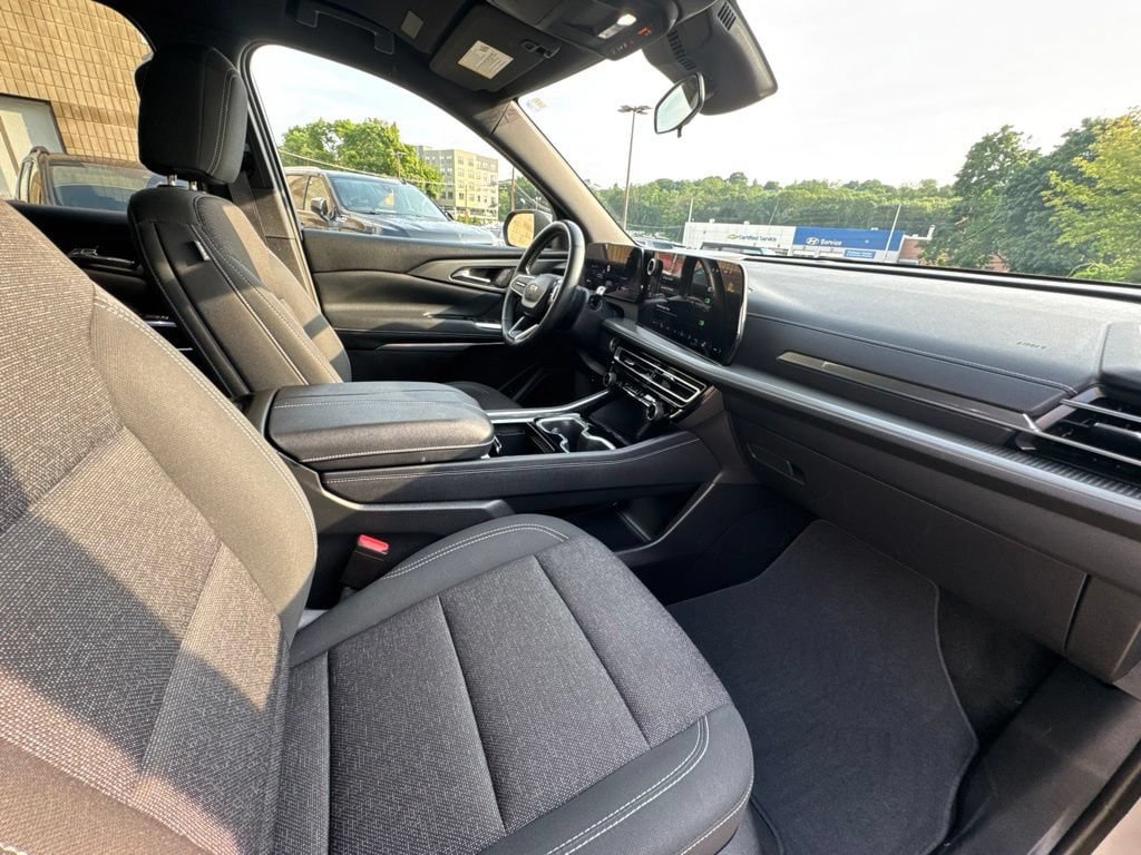 Used 2024 Chevrolet Traverse LT w/ LPO, Floor Liner Package FWD image 21
