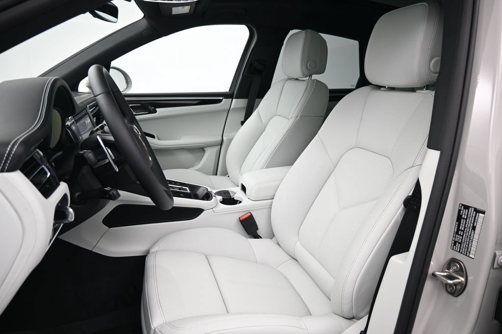 New 2026 Porsche Macan AWD/4WD image 5