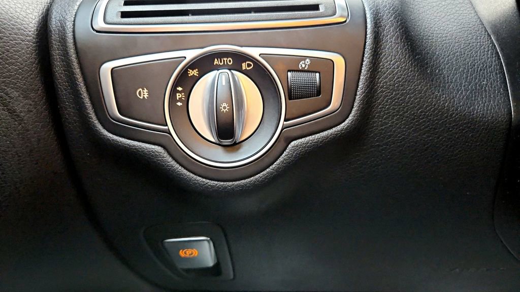 Used 2019 Mercedes-Benz C 300 4MATIC Sedan image 23