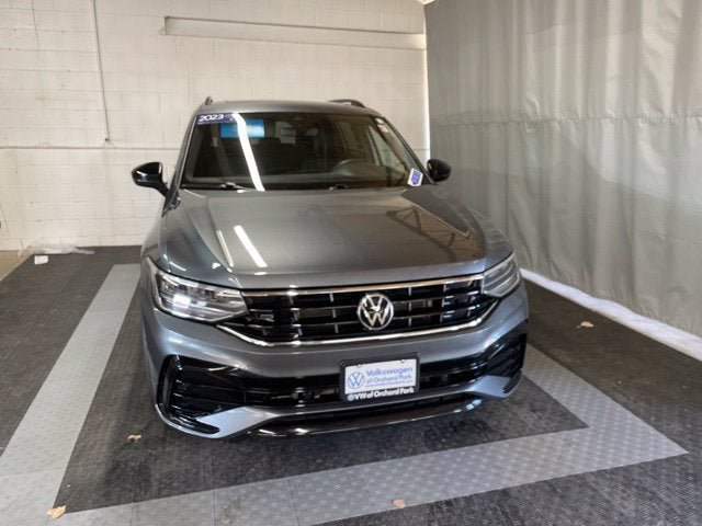 Certified 2023 Volkswagen Tiguan SE R-Line FWD image 2