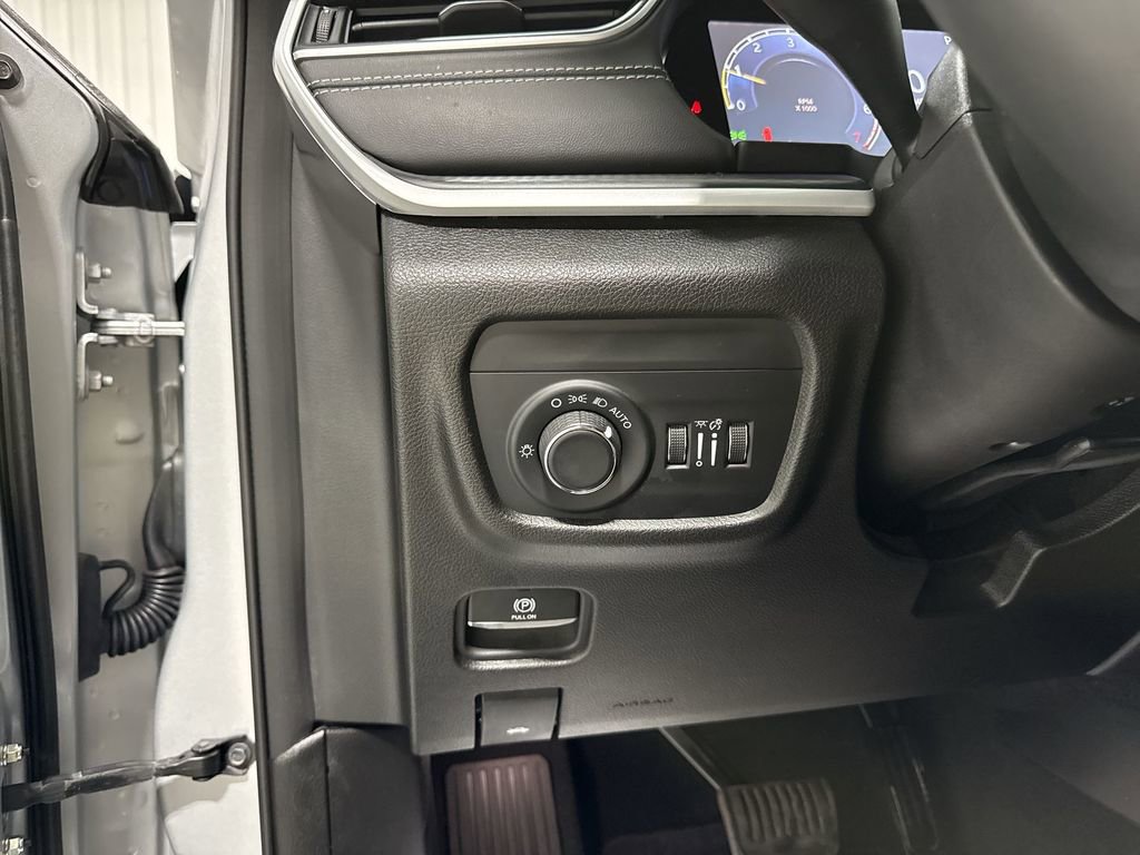 Used 2024 Jeep Grand Cherokee Altitude AWD/4WD image 18