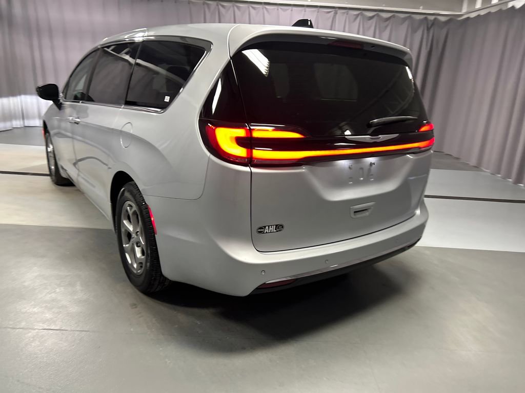 Used 2024 Chrysler Pacifica Limited image 5