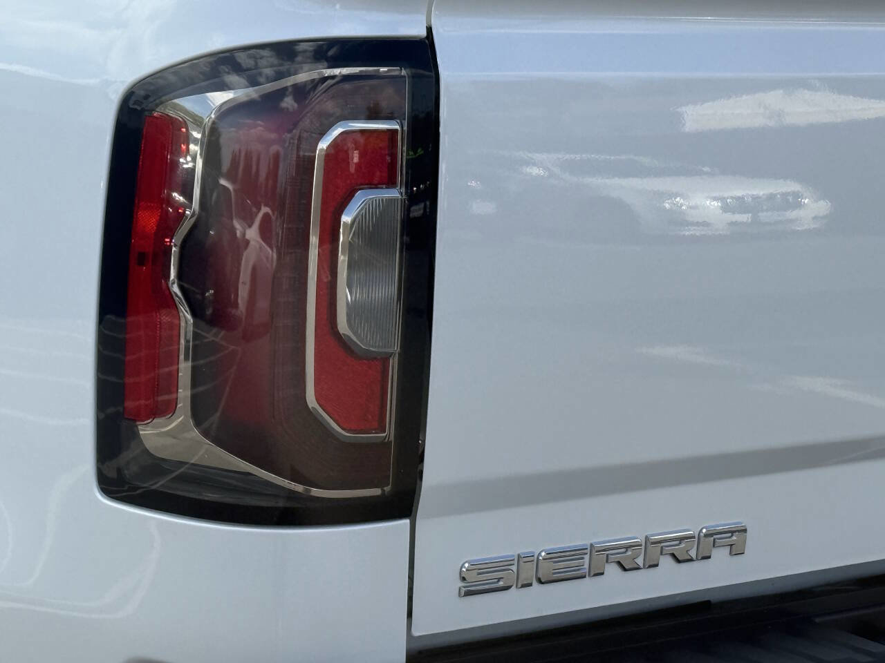 Used 2018 GMC Sierra 1500 Denali image 30