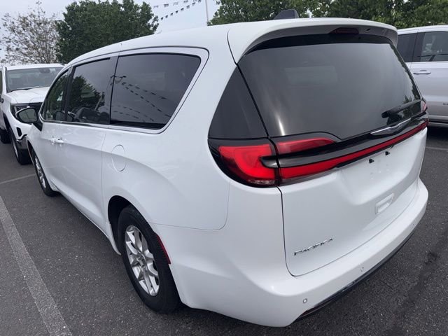 Used 2023 Chrysler Pacifica Touring-L image 2