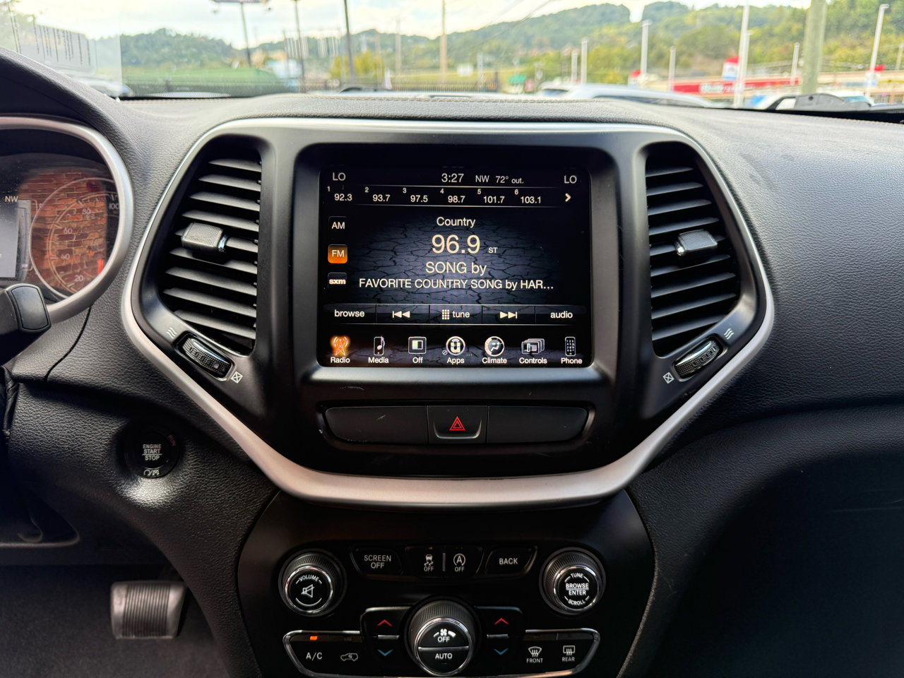 Used 2018 Jeep Cherokee Latitude Plus w/ Comfort/Convenience Group image 9