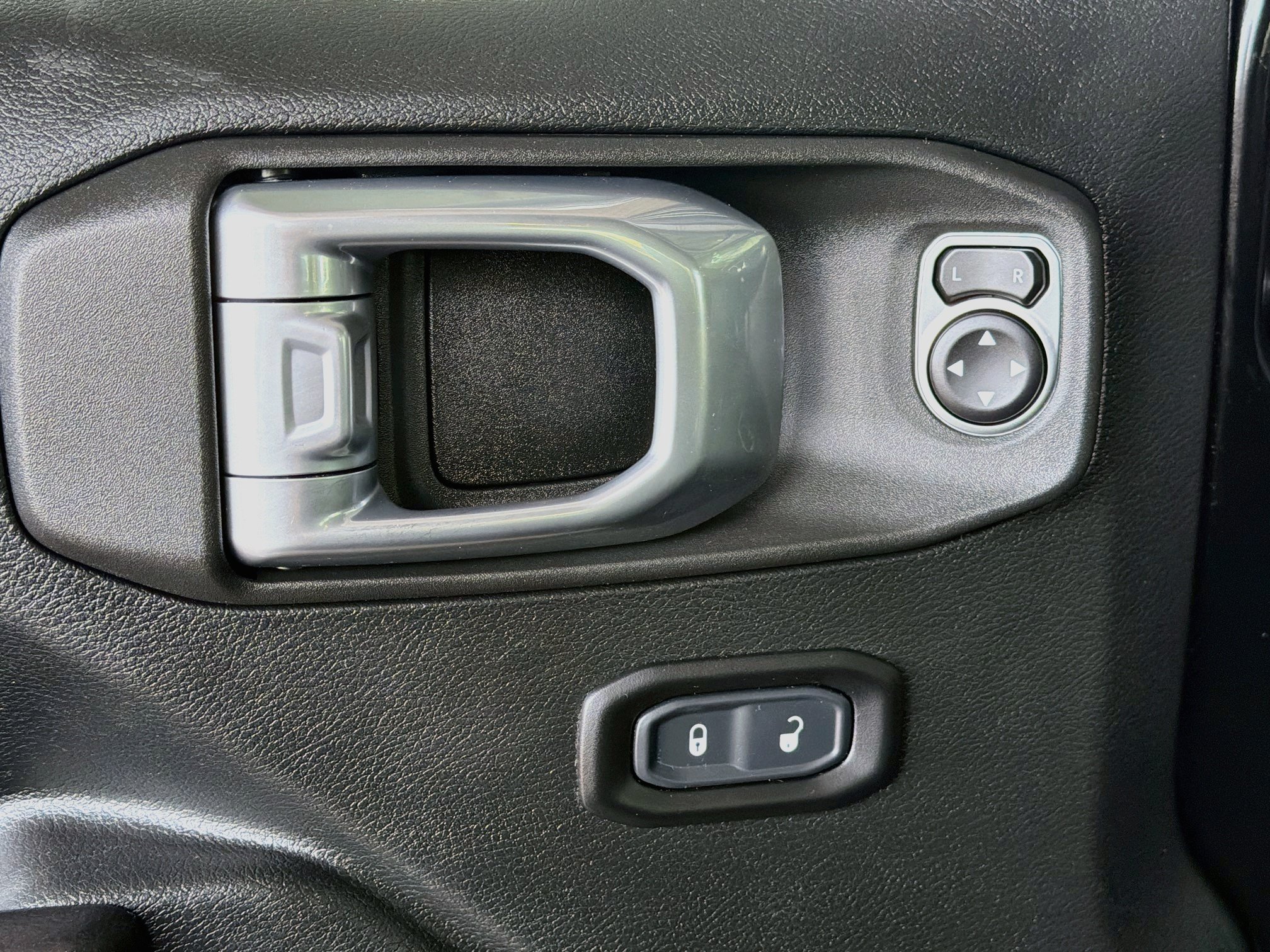 Used 2020 Jeep Wrangler Sport AWD/4WD image 15