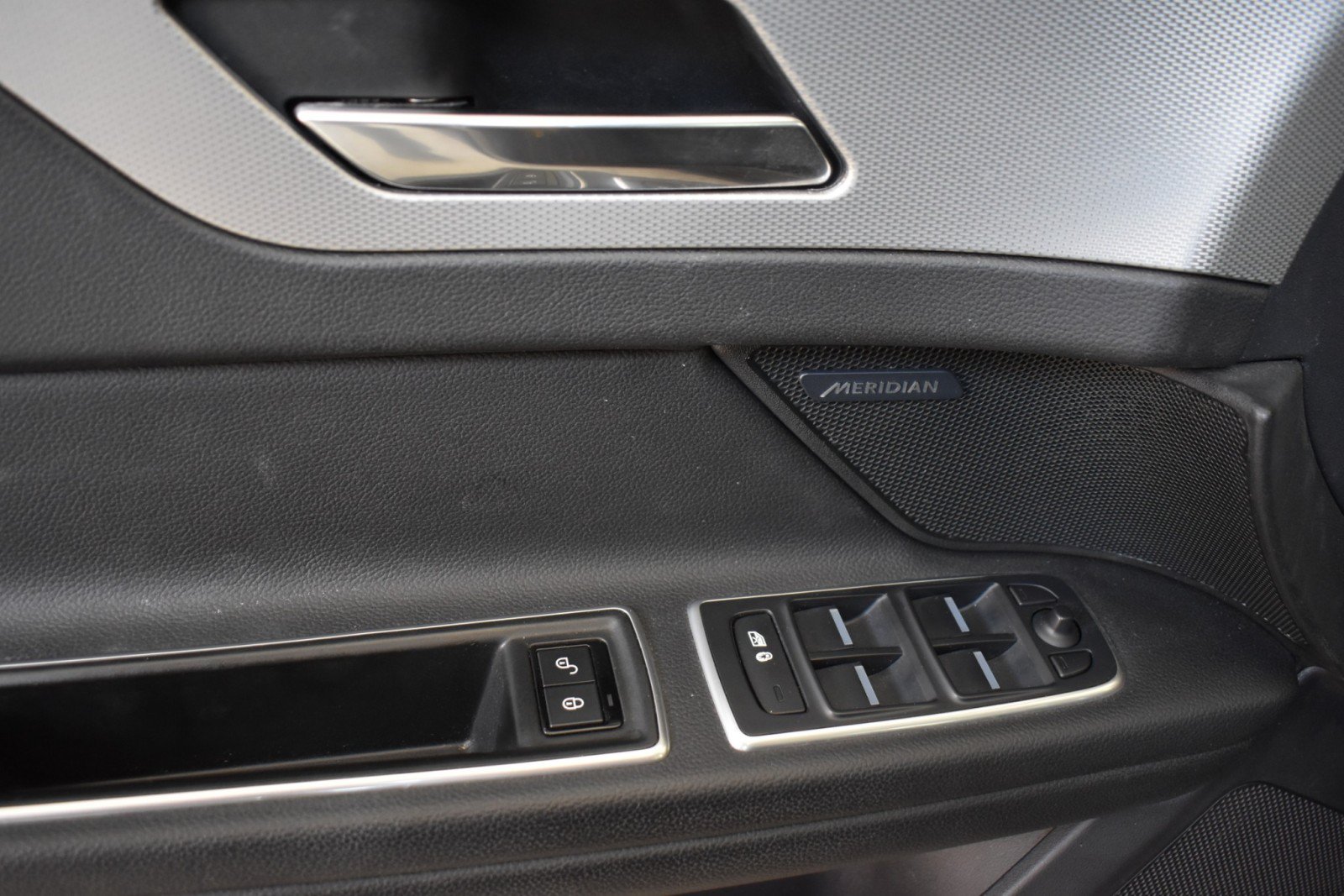 Used 2018 Jaguar XF AWD image 29