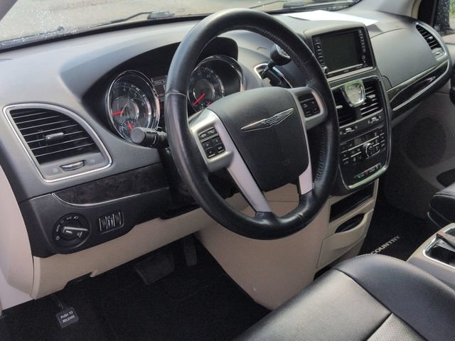 Used 2014 Chrysler Town & Country Touring-L w/ Driver Convenience Group FWD image 12