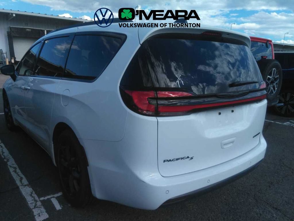 Used 2025 Chrysler Pacifica Limited FWD image 3
