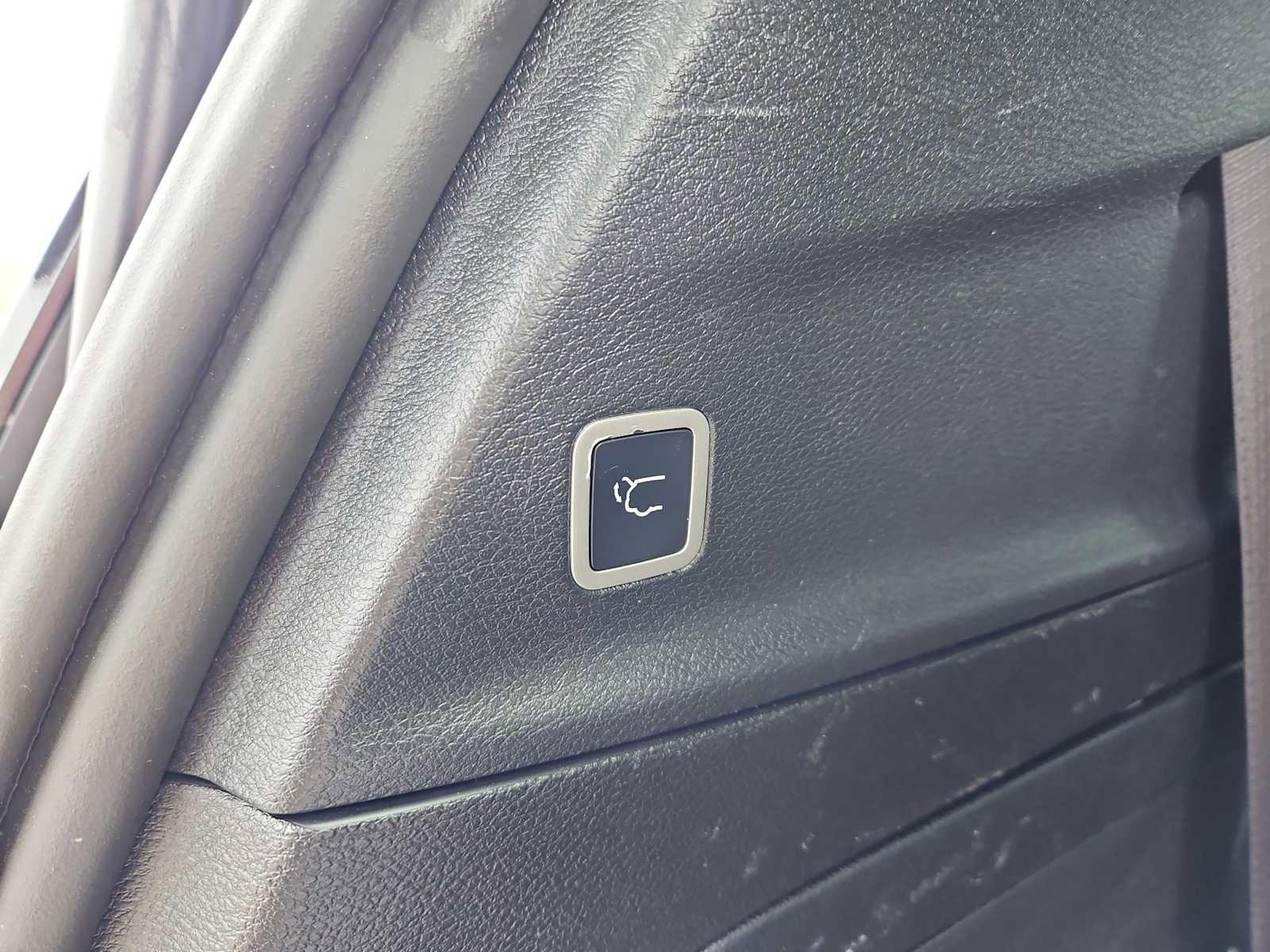 Used 2024 Chrysler Pacifica Premium image 24