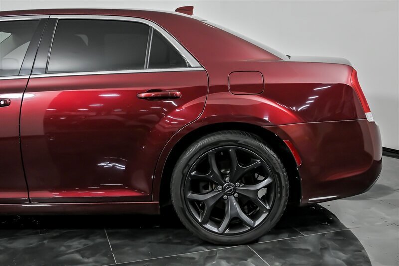 Used 2019 Chrysler 300 Touring RWD image 7