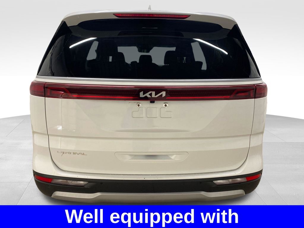 Used 2023 Kia Carnival EX FWD image 3