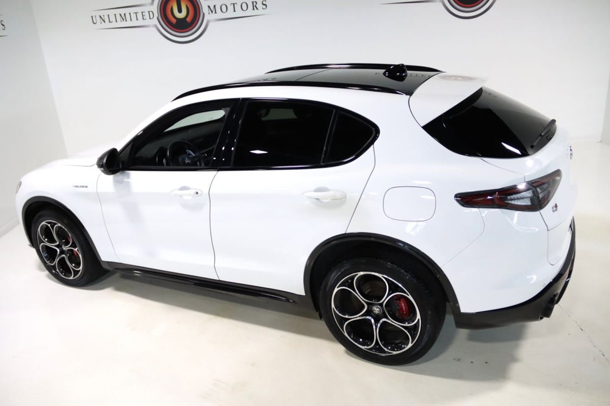 Used 2024 Alfa Romeo Stelvio Veloce image 11