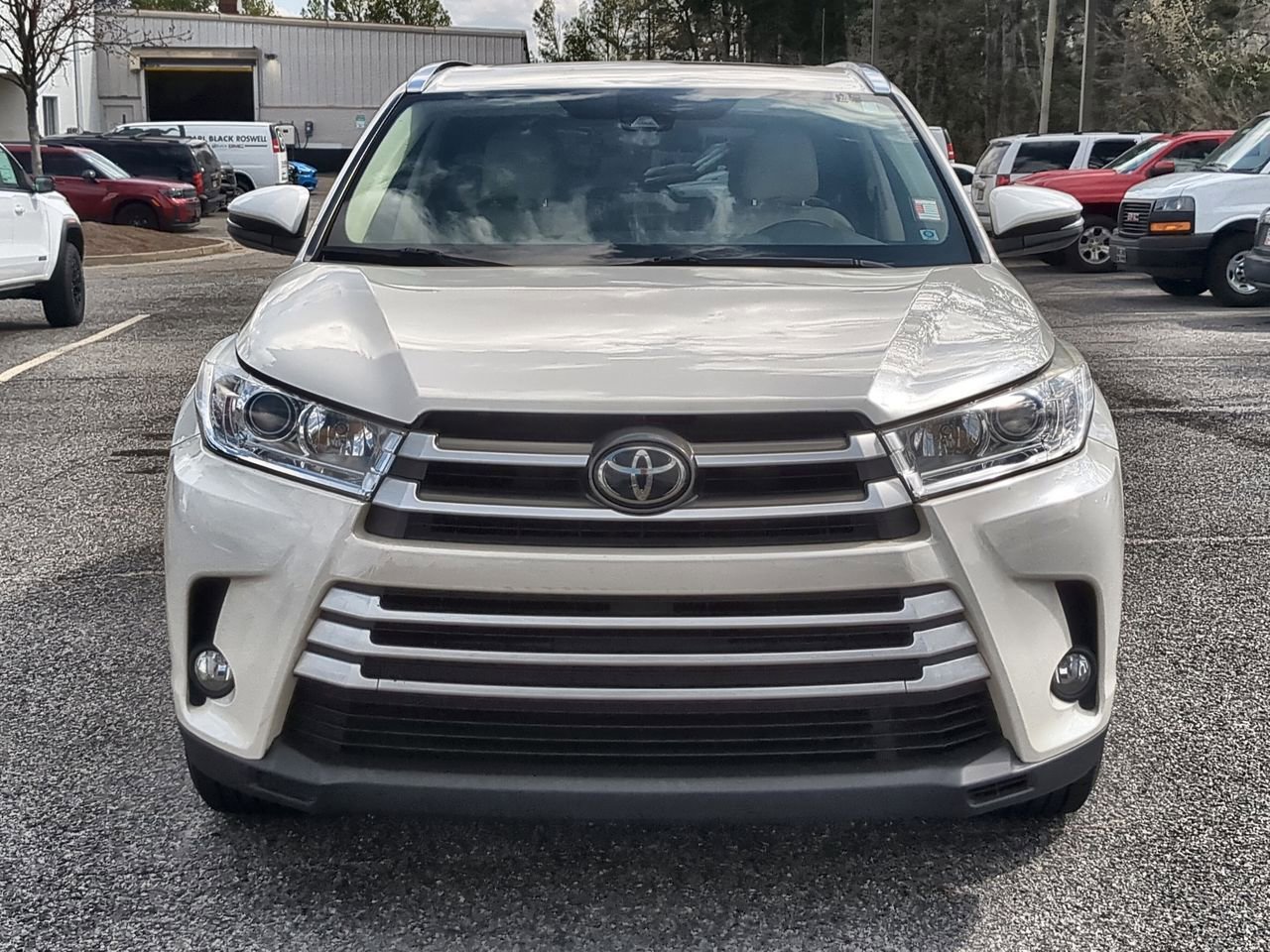 Used 2017 Toyota Highlander XLE FWD image 3